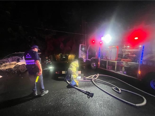 台南市41岁男子在台20玉井大桥段自撞，消防队员赶至抢救。（民眾提供／宝智华台南传真）