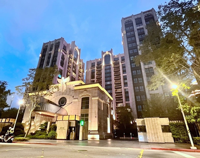 医师施景中分享，曾有医师想去看帝宝，在门口就被保全拦截。（图／翻摄自Google Map）