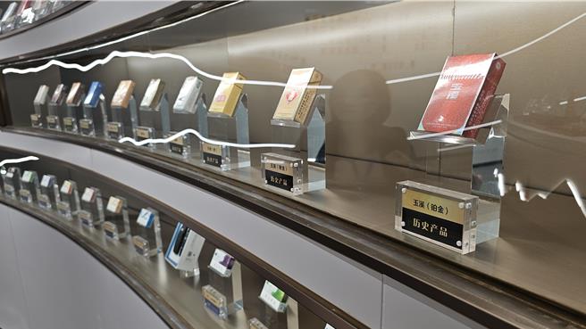 近期「菸卡」成为大陆未成年人的社交新潮流，甚至有线上贩售，但来源是香菸菸盒也让家长表示忧心。（示意图／吴泓勋摄）