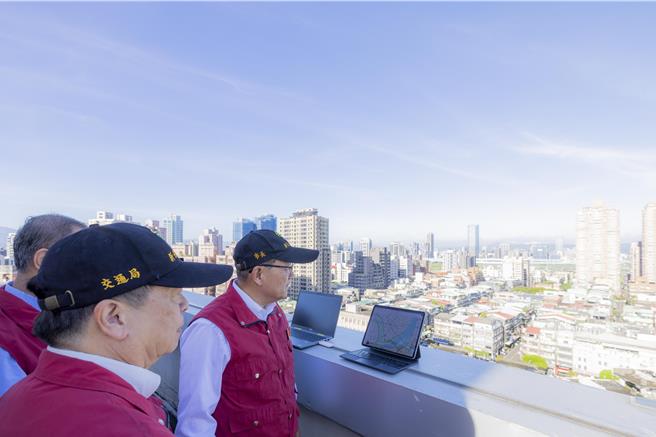 新北三重区台1线高架桥20日遭联结车载运的大型钢梁翻落毁损的事故，导致桥梁受损，新北市长侯友宜今（21）日也前往视察车流状况。(新北新闻局提供)