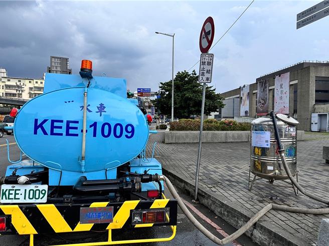 停水期间设有临时供水站及水车让民眾取水。（新北市水利局提供）