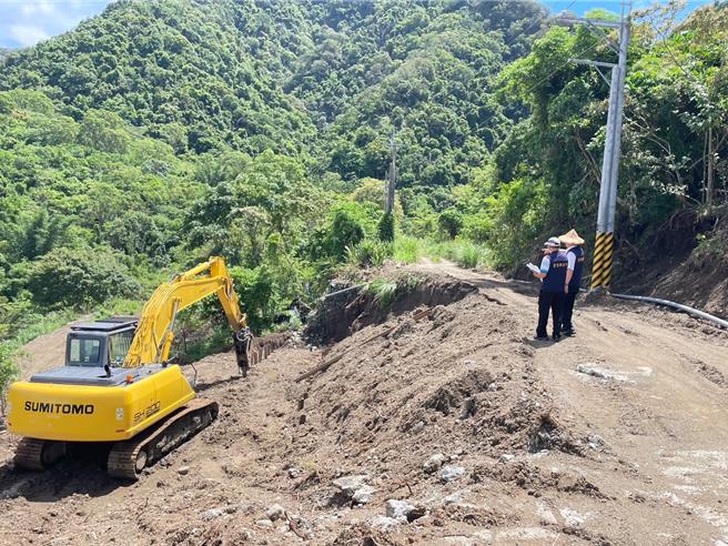 花蓮縣富里鄉豐南村3鄰農路去年因海葵颱風損壞，目前正展開復建工程，預計10月完工。（富里鄉公所提供／羅亦晽花蓮傳真）