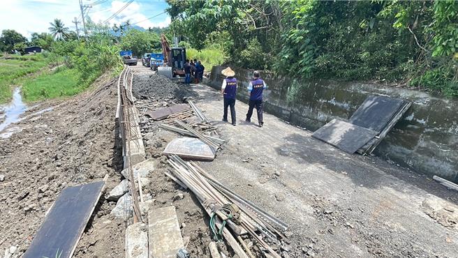 花蓮縣富里鄉吳江村產業道路下邊坡去年因海葵颱風崩塌，目前正投入復建工程，預計8月底完工。（富里鄉公所提供／羅亦晽花蓮傳真）