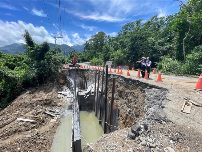 花蓮縣富里鄉花74鄉道4公里處下邊坡去年因海葵颱風坍方，目前正在積極展開復建工程，預計9月底完工。（富里鄉公所提供／羅亦晽花蓮傳真）