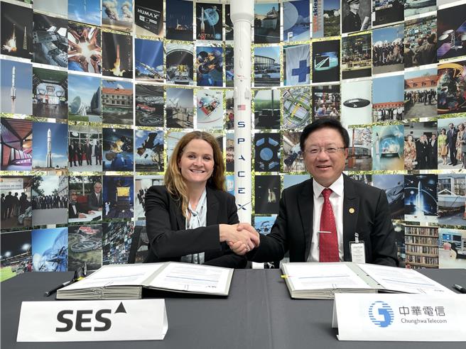 中华电信简志诚执行副总暨网路技术分公司总经理(右一)与SES的Nadine Allen （GLOBAL HEAD OF ENTERPRISE ＆ CLOUD， 左一)于SES总部签约。（中华电提供）