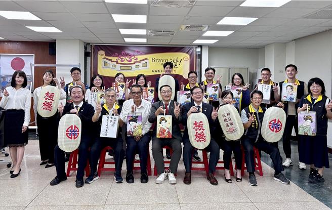 日本秋田县汤泽市市长佐藤一夫再度率团访台，致赠板桥区公所30座「秋田美人灯」。（板桥区公所提供）