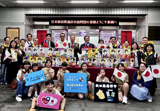 日本秋田县汤泽市市长佐藤一夫再度率团访台，致赠板桥区公所30座「秋田美人灯」。（板桥区公所提供）
