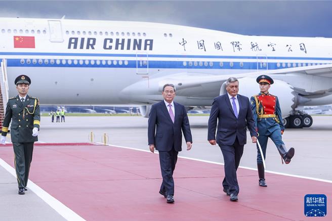 大陸國務院總理李強20日下午乘包機抵達莫斯科，俄方在機場為李強舉行歡迎儀式。（圖／新華社）