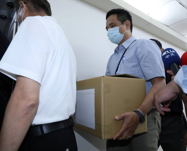 民進黨立委林宜瑾疑因涉及助理費不法，其國會辦公室21日早遭檢調搜索，檢調人員帶走搜索的資料。（劉宗龍攝）