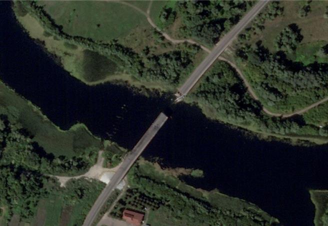 乌克兰武装部队总司令称，乌克兰军队在俄罗斯库斯克州发动突击，莫斯科正将约3万名士兵调往库斯克州。图为乌军摧毁库斯克州大桥的卫星画面。（路透）