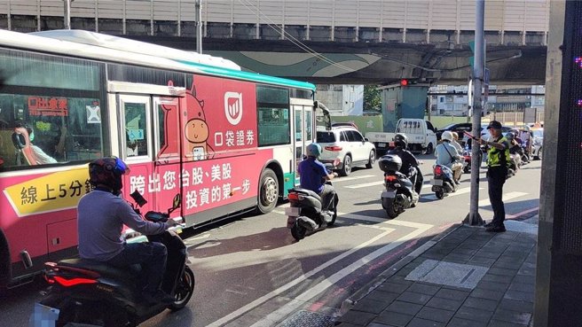 新北市三重區台1線中山高架道路往忠孝橋方向，20日發生聯結車載送鋼梁翻覆事故。經動員警義交疏導，21日上午車流大致順暢。（三重警分局提供）
