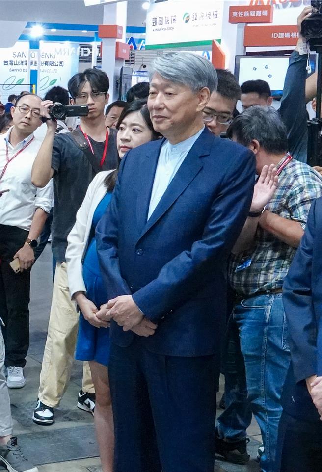 经济部长郭智辉21日出席Intelligent Asia2024联展开幕典礼，针对AMD研发中心的落脚处，仅表示高层下午会拜会，以感谢协助。（图／罗永铭摄）