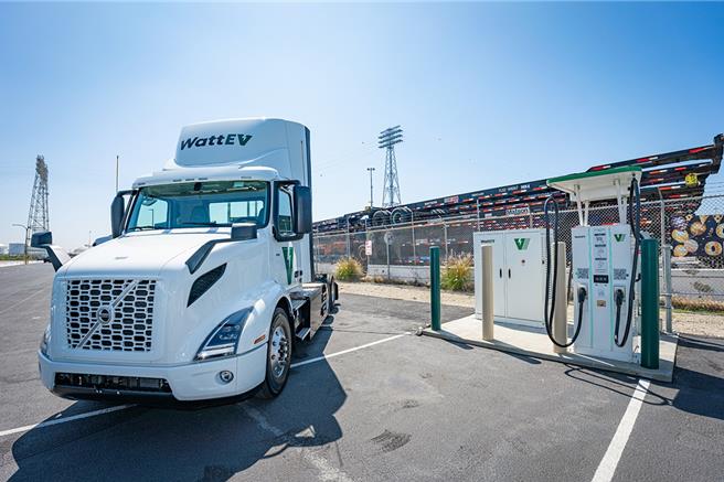 驰诺瓦科技今宣布与美国电动重型运具大厂WattEV Inc.合作，在加州开设3个充电站56枪，图为圣长滩港充电站。(驰诺瓦科技提供)