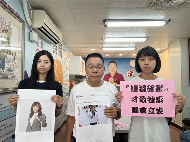 國民黨台南市黨團發言人蔡育輝（中）希望檢調單位加油，公正辦案。(蔡育輝提供／曹婷婷台南傳真)