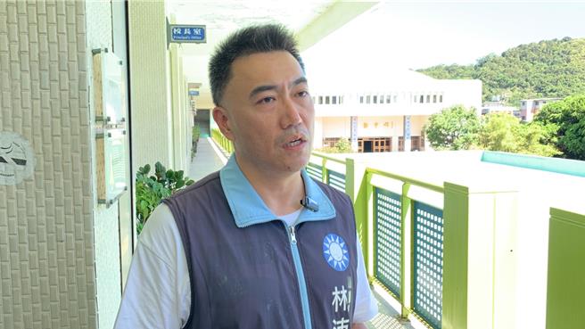 國民黨立委林沛祥昨日至國光客運台北站發送文宣面紙，遭綠營議員張之豪疑林在為罷樑後市長補選熱身。林則回應，參政以來一直都很關心通勤族需求，並嗆張自己想選才一直提。（徐佑昇攝）