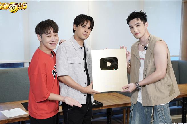 小賴（左起）、陳零九、黃偉晉一同拿著訂閱獎牌合影。（八大提供）