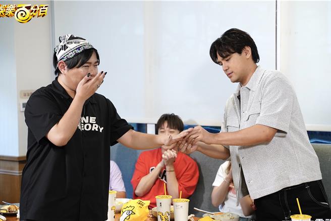 陳零九（右）暖心幫粉絲戴戒指。（八大提供）