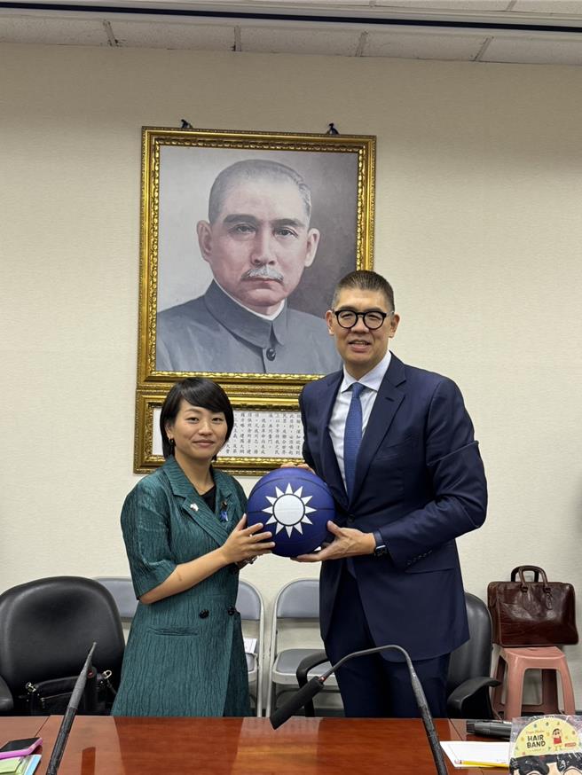 國民黨主副主席連勝文（右）昨下午於中央黨部，代表黨主席朱立倫歡迎4個月內2度率團來訪的日本自民黨青年局長鈴木貴子（左）。（國民黨提供）