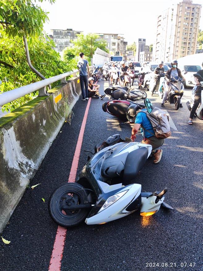 吴姓骑士疑地面油渍打滑自摔，造成后方3车也倒地。（民眾提供）