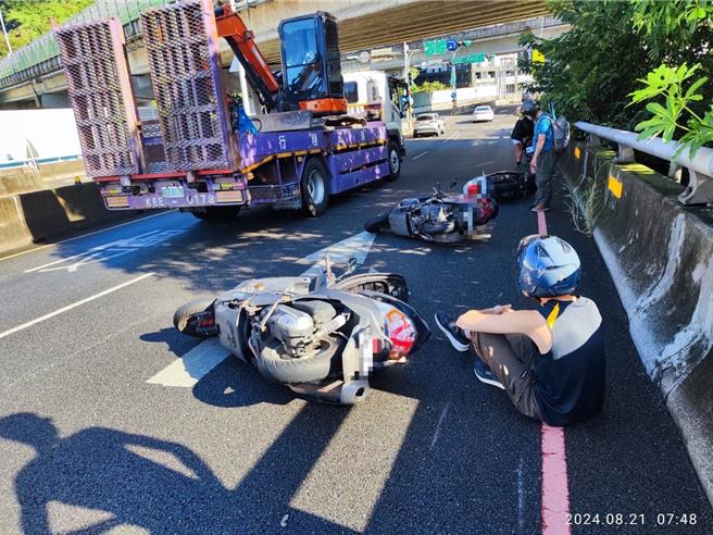 吴姓骑士疑地面油渍打滑自摔，造成后方3车也倒地。（民眾提供）