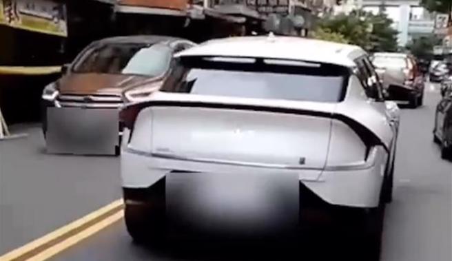 警方表示併排临停已非民眾检举项目。（警方提供）