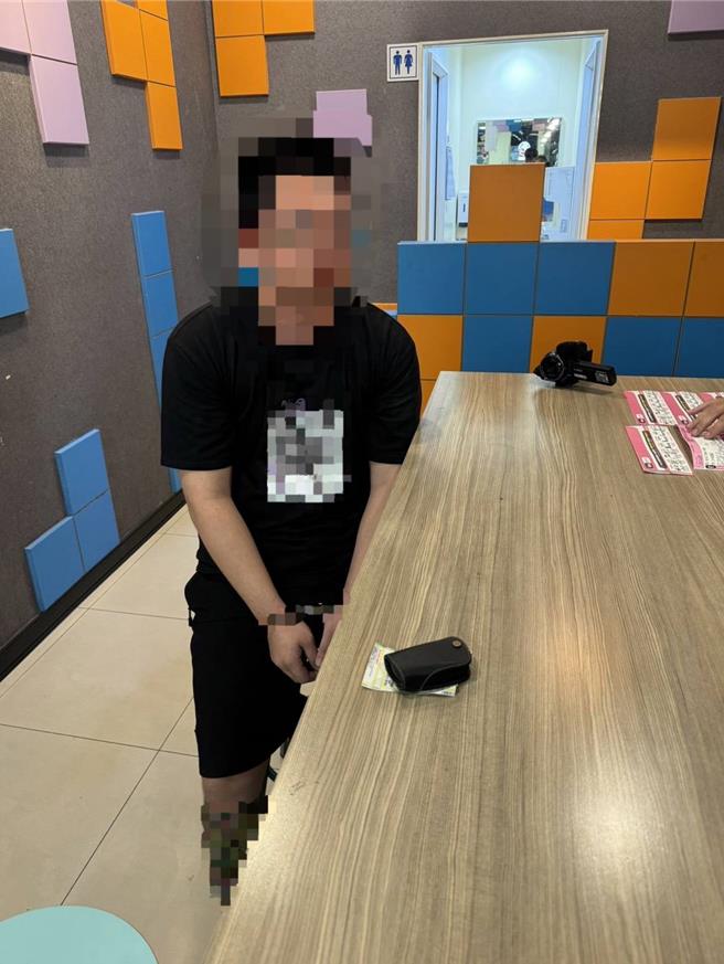 新竹市吳男在網路秀出數十張門票照，宣稱保證有票，將原價500元門票，哄抬賣2900元至3500元不等。（警方提供／陳淑芬台中傳真）