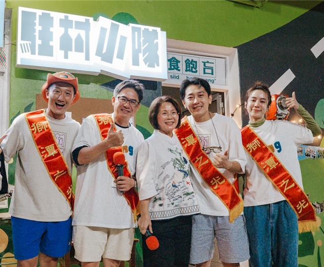 劉淑能鄉長（中）認證駐村小隊高英軒（左起）、洪都拉斯、温貞菱為獅潭之光。（客家電視台提供）