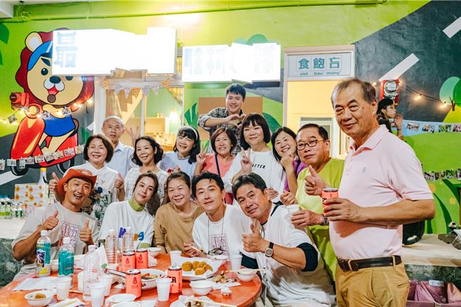 村民們一人準備一道菜感謝駐村小隊。（客家電視台提供）