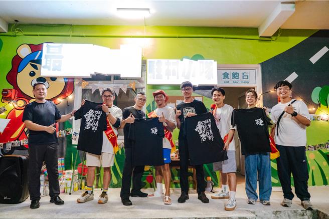 駐村小隊獲消防隊贈獅潭消郞T恤。（客家電視台提供）