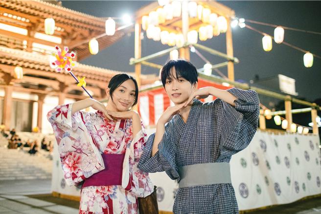 邱锋泽(右)与蔡思韵赴日拍摄〈折痕〉MV连结（原音兄弟提供）