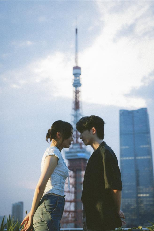 邱锋泽(右)与蔡思韵赴日拍摄〈折痕〉MV连结（原音兄弟提供）