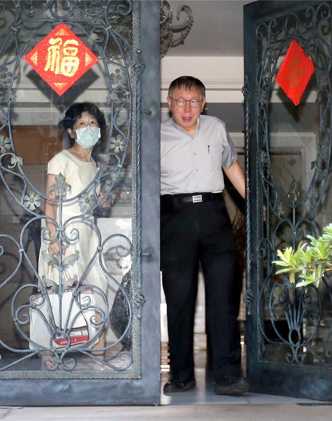 民眾党主席柯文哲（右起）妻子、北市联合医院和平妇幼院区中正门诊部主任陈佩琪21日前往联医参加调查会议。（范扬光摄）