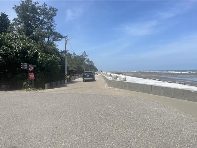 桃園市新屋區綠色隧道沿海段僅有南側入口有設禁止汽機車進入的告示牌，但北側卻無標示，造成在沿海段遊客，經常與汽機車爭道發生事故，地方盼增加假日禁止通行的告示牌及流量管制，減少事故發生。新屋區公所回應，於9月上旬完成增設。（李子維提供／廖姮玥桃園傳真）