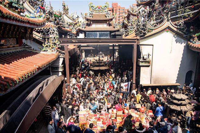 雲林縣北港武德宮財神廟去年參訪人次突破800萬，為防範火災發生、避免珍貴文物遭竊，安裝「AI防火防盜系統」，21日廟方表示此系統偵測到異常會發出聲音警報，並以簡訊通知廟方人員，有如「AI門神」。（北港武德宮提供／張朝欣雲林傳真）