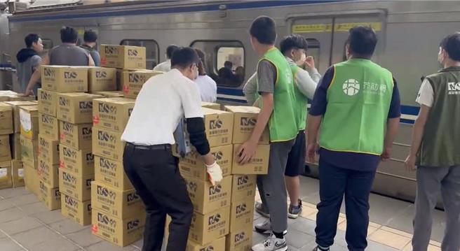全聯慶祥基金會3月捐贈的一批上百萬元生活物資，碰上0403花蓮強震，這批物資有如即時與，由芥菜種會人員透過火車運送到和平村，幫助災民。（芥菜種會提供／王志偉花蓮傳真）