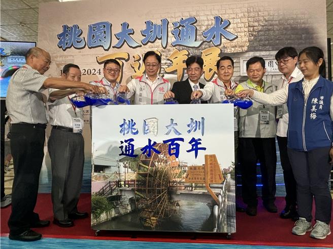 桃园市长张善政（左四）21日出席「桃园大圳通水百周年展览」记者会，桃园大圳自1924年至今已有百年歷史，除解决水资源困境，更成为桃园最重要的文化资产。（姜霏摄）