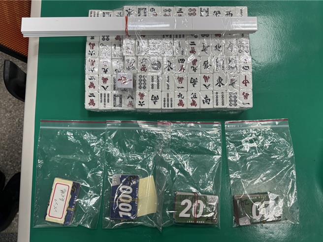 高雄警方在苓雅區一處棋牌館發現有暗藏職業賭場，登門搜索逮到賭場負責人、賭客等共22人。（警方提供／任義宇高雄傳真）