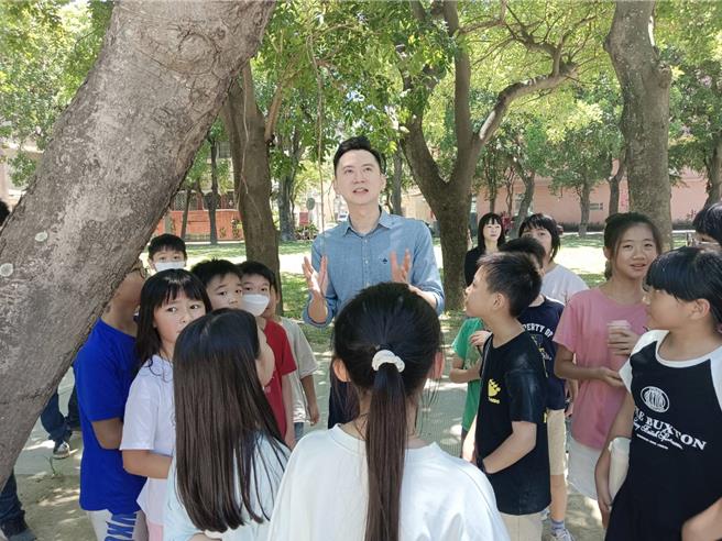 竹北市长郑朝方大受小朋友欢迎，小朋友兴奋表示很喜欢到福兴公园来玩。（邱立雅摄）