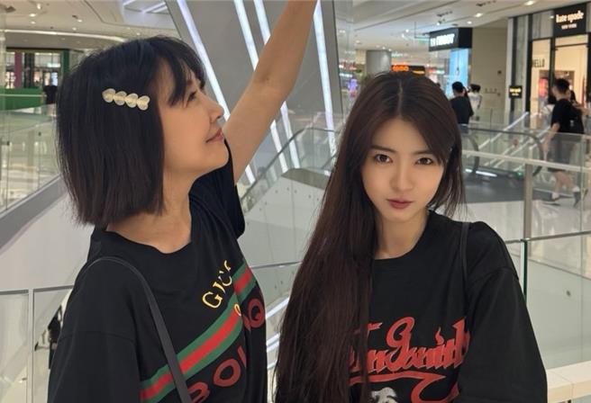 韩菲（右）参加陆综，妈妈余皓然前往探班。（骏马客工作室提供）