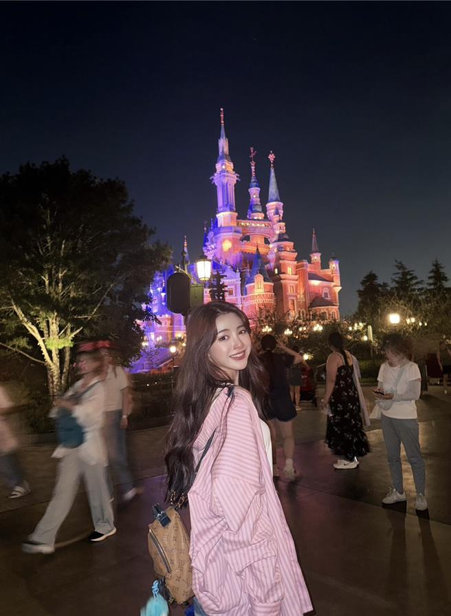 韩菲七夕情人节跟闺蜜一同到上海迪士尼度过。（骏马客工作室提供）