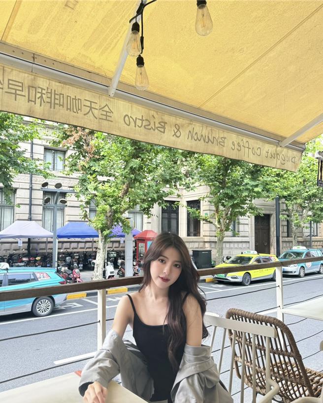 韩菲参加陆综，利用空檔到附近景点打卡。（骏马客工作室提供）