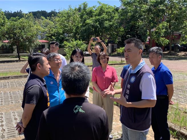 前总统蔡英文承诺在基隆高中兴建青少年羽球训练中心，但至今无下文，为此国民党立委林沛祥（右）及林倩绮今日至基隆高中会勘，争取3.5亿经费，预计年底由国发会核定。（徐佑升摄）