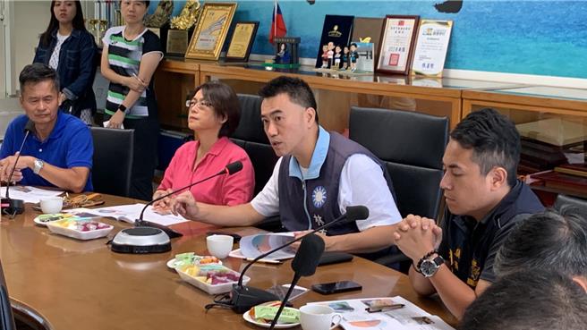 前总统蔡英文承诺在基隆高中兴建青少年羽球训练中心，但至今无下文，为此国民党立委林沛祥（右二）及立委林倩绮（左二）今日至基隆高中会勘，争取3.5亿经费。（徐佑升摄）