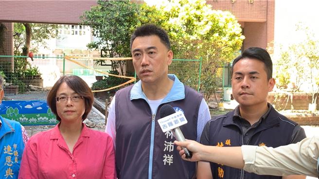 国民党立委林沛祥（中）及林倩绮（左）今日至基隆高中会勘，争取3.5亿经费兴建基隆高中青少年羽球训练中心。林强调，此次邀请中央单位前来会勘，就是要避免再「纸上谈兵」，希望确定期程。（徐佑升摄）