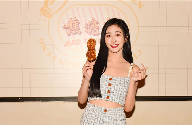 雪宝21日担任焦糖枫一日店长。（焦糖枫提供）