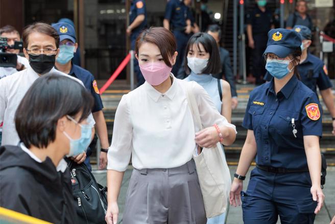 陈时奋指新竹市长高虹安（前中）论文涉及侵权，被告涉嫌诽谤罪，检方不起诉后，陈提刑事自诉指控高虹安涉犯诬告罪嫌。（中时资料照）