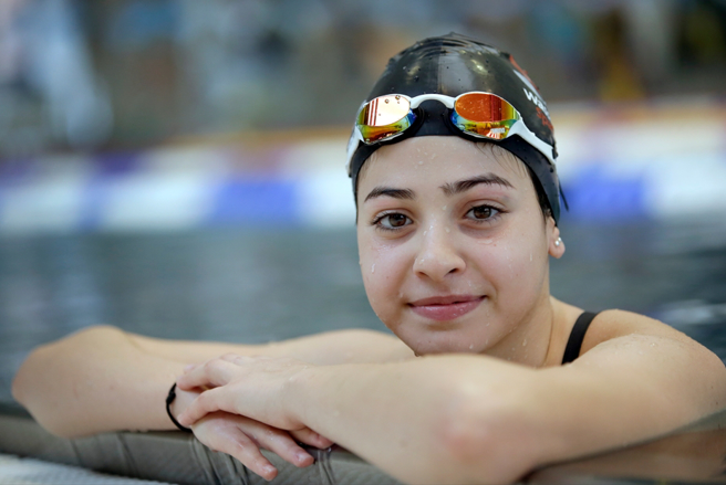 游泳选手马尔迪尼（Yusra Mardini）游过爱琴海勇救18名难民。（图／美联社）