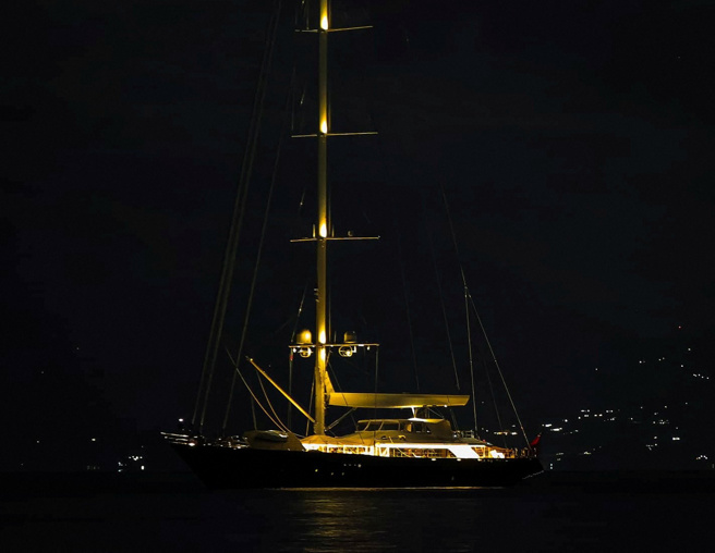 英国豪华游艇「贝氏号」（Bayesian）沉没，「英国版比尔盖兹」林奇等6人下落不明，监视器画面捕捉到狂风暴雨中的贝氏号，目击者描述，该船在60秒内便消失沉没。图为18日的贝氏号。（路透社）