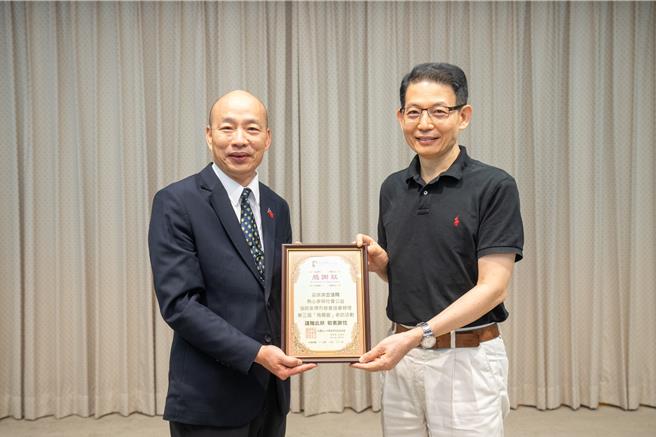 立法院长韩国瑜（左）与中华安得烈慈善协会执行长罗绍和（右）。（立法院提供）