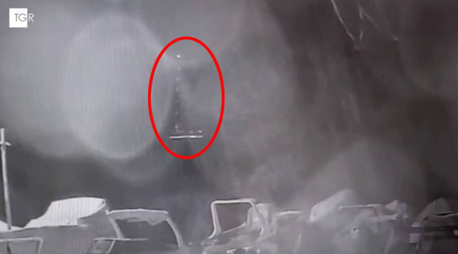 英国豪华游艇「贝氏号」（Bayesian）沉没，「英国版比尔盖兹」林奇等6人下落不明，监视器画面捕捉到狂风暴雨中的贝氏号，目击者描述，该船在60秒内便消失沉没。（图／TPG、达志影像）